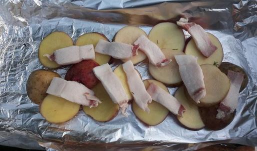 картофель с салом и укропом на мангале