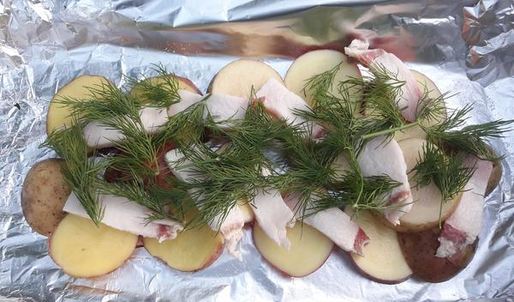 картофель с салом и укропом на мангале