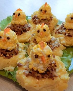 Картофельные гнезда c петушками в духовке