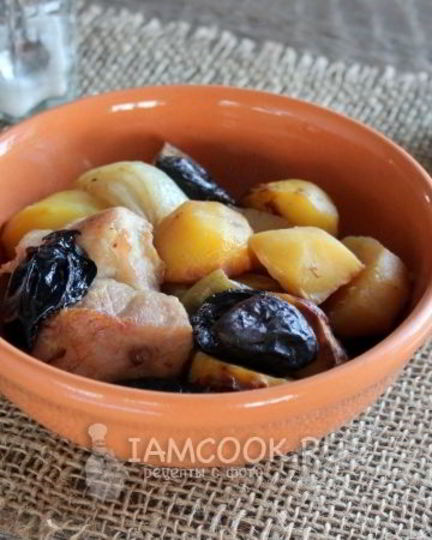Рецепт картошки с черносливом и мясом в духовке