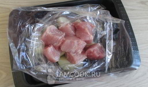 картошка с черносливом и мясом в духовке