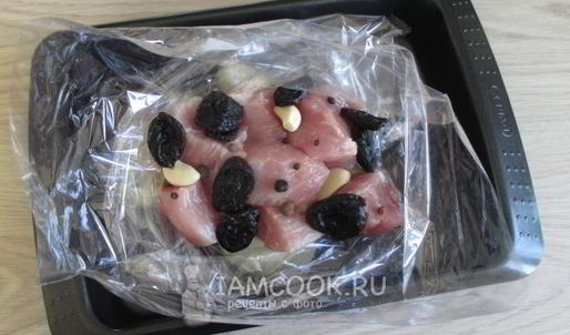 картошка с черносливом и мясом в духовке