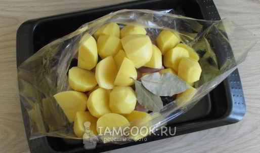 картошка с черносливом и мясом в духовке