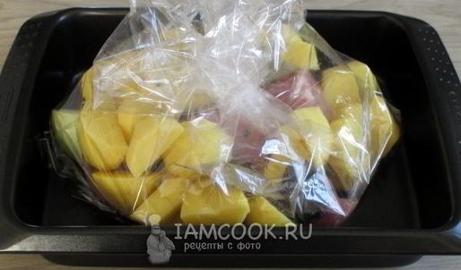 картошка с черносливом и мясом в духовке