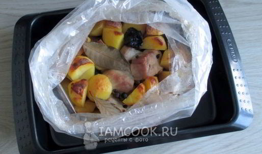 картошка с черносливом и мясом в духовке