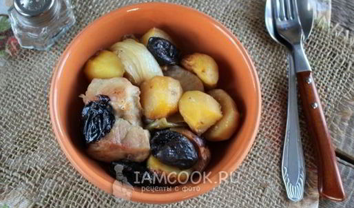картошка с черносливом и мясом в духовке