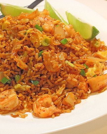 Рецепт классического жареного риса по-кантонски с курицей и креветками