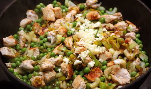 коричневый рис с индейкой и овощами