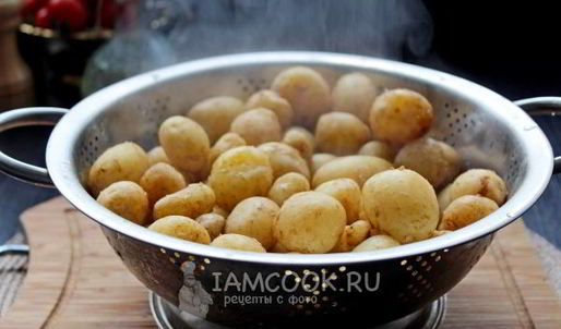 молодой картофель с чесноком и укропом