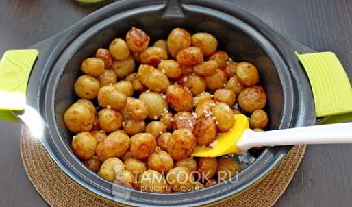 молодой картофель с чесноком и укропом