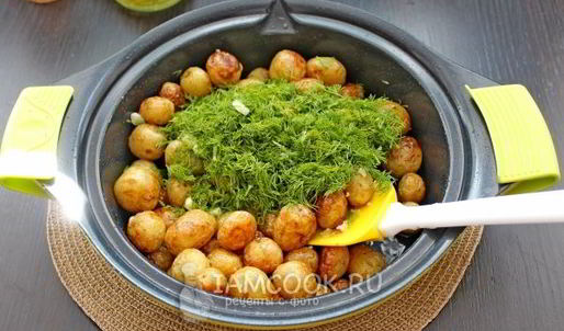 молодой картофель с чесноком и укропом