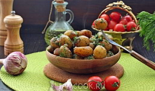 молодой картофель с чесноком и укропом