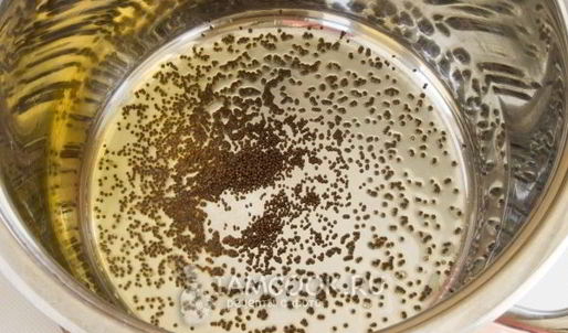 рассыпчатый рис с семенами черной горчицы