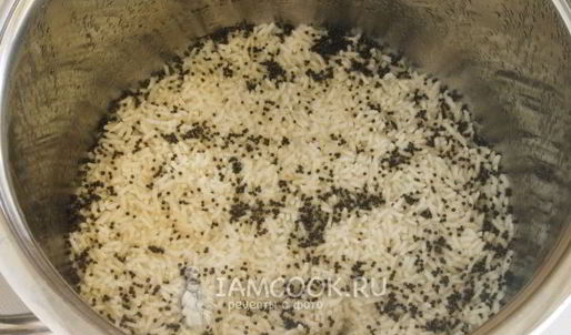 рассыпчатый рис с семенами черной горчицы