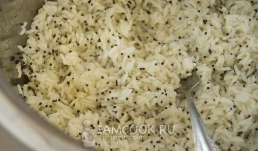 рассыпчатый рис с семенами черной горчицы