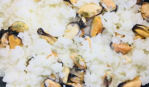 рис с голубым сыром и мидиями