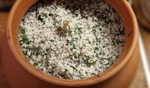 рис с грибами в горшочках