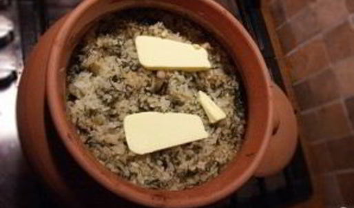 рис с грибами в горшочках