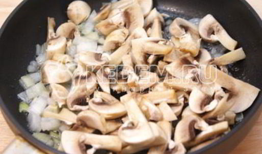 рис с грибами в горшочке