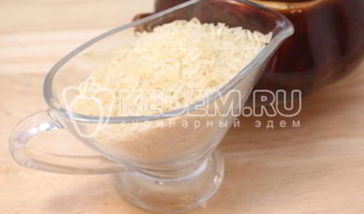 рис с грибами в горшочке