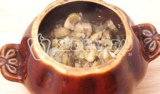 рис с грибами в горшочке