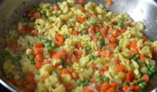 рис с морковкой и луком на сковороде