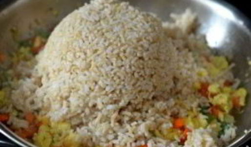 рис с морковкой и луком на сковороде