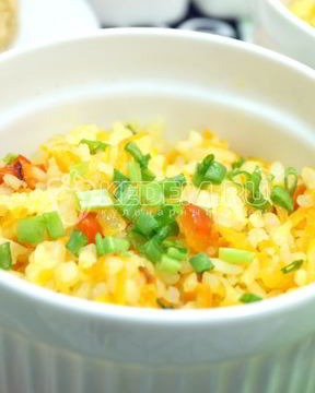 Рис с овощами на сковороде