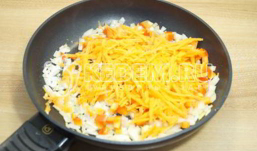 рис с овощами на сковороде