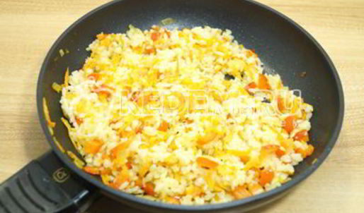 рис с овощами на сковороде