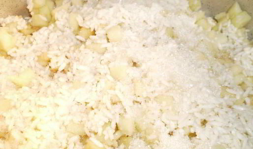 рис с яблоками шарлотка