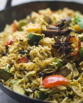 Рис с жареными овощами и грибами