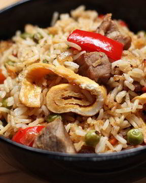 Рис со свининой, овощами и омлетом