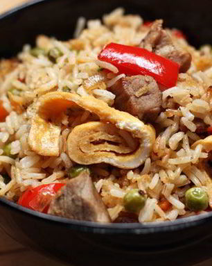 Рис со свининой, овощами и омлетом