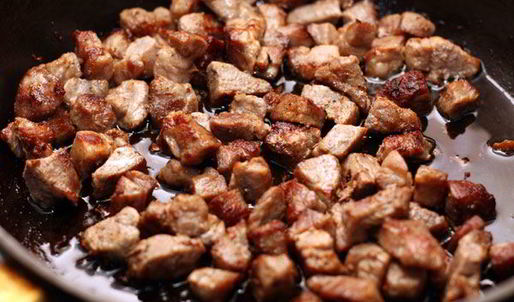 рис со свининой, овощами и омлетом