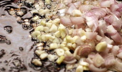 рис со свининой, овощами и омлетом