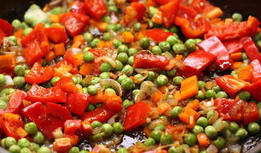 рис со свининой, овощами и омлетом