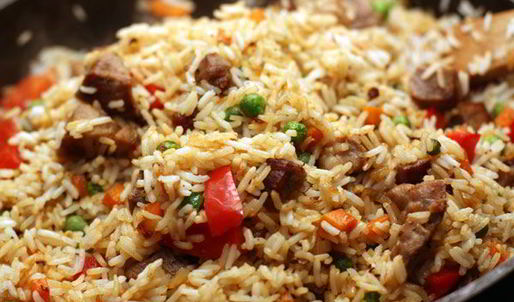 рис со свининой, овощами и омлетом
