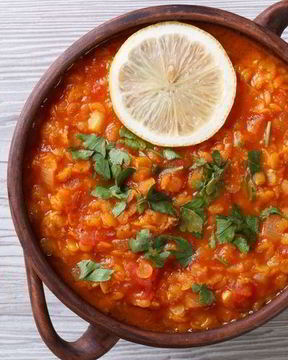 Тушеная чечевица с овощами