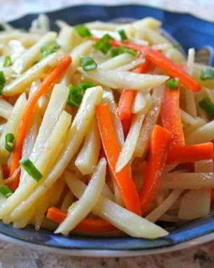 Жареная картошка с луком и морковкой