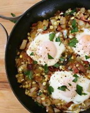 Жареный картофель с кукурузой и яйцом