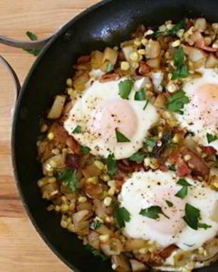 Жареный картофель с кукурузой и яйцом