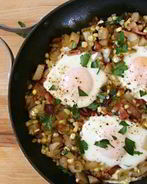 Жареный картофель с кукурузой и яйцом