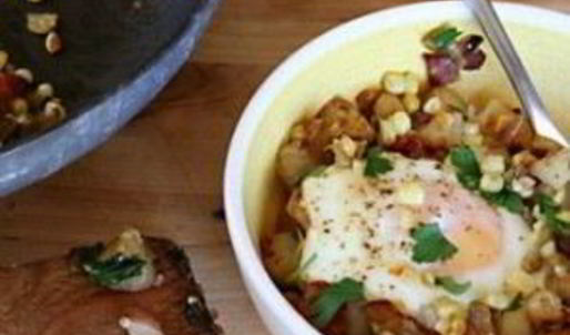 жареный картофель с кукурузой и яйцом