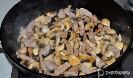 жареный картофель с мясом и грибами