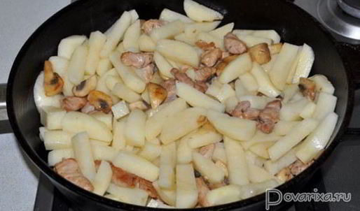 жареный картофель с мясом и грибами