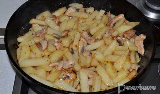 жареный картофель с мясом и грибами