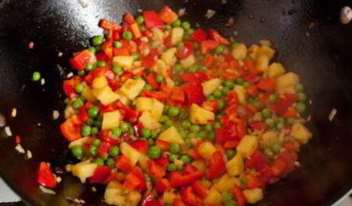 жареный рис с ананасом