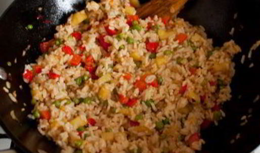 жареный рис с ананасом