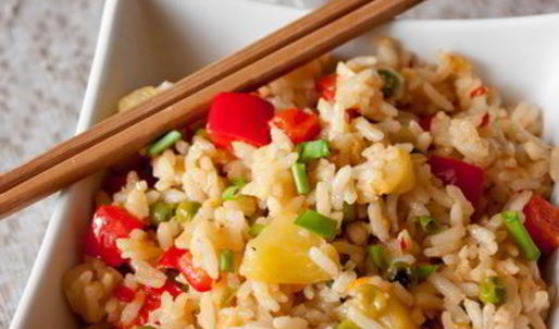 жареный рис с ананасом